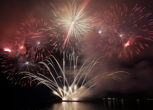 Fireworks light up the sky as Filipinos welcome the New Year Thursday, Jan.1, 2015 in Manila, Philippines. Traditionally Filipinos welcome the New Year with firecrackers, fireworks and almost anything to make the loudest noise possible. (AP Photo/Bullit Marquez)