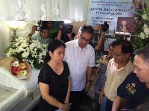 DILG Sec. Mar Roxas (second from left) consoles the family of Kristel Mae Padasas, the volunteer who died in Tacloban during Pope Francis' visit in Leyte. Photo by: Julliane Love de Jesus/INQUIRER.net