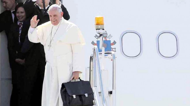 SEE YOU IN CEBU NEXT YEAR?  Pope Francis waves to bid thousands of well-wishers goodbye before walking into a Philippine Airlines plane bound for Rome on Monday morning. If he accepts the invitation, he will return for the 51st International Eucharistic Congress in Cebu province in January next year.  EDWIN BACASMAS