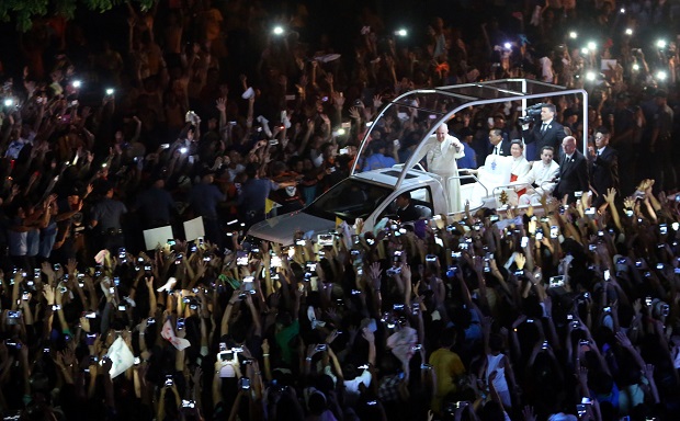 POPE FRANCIS 2015/ JAN 15,2015 POPE FRANCIS  wave to crowd  on his  way to Apostolic Nunciature along Quirino Avenue  . INQUIRER PHOTO/JOAN BONDOC