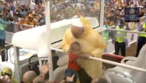 Pope Francis kiss the head of a toddler at the Luneta Park. Screengrab from RTVM