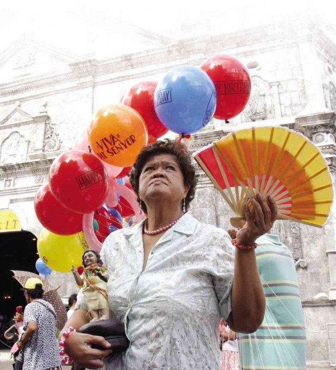 FAITH is immeasurable for devotees of Sto. Niño, like this woman who had come all the way from Pampanga to take part in the Sinulog during the festival’s holding in 2009. JUNJIE MENDOZA/CEBU DAILY NEWS 