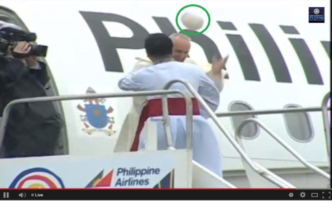 Pope Francis' skullcap (encircled in green) flew again--this time in Tacloban--due to the strong winds in Leyte. Screengrab from RTVM's YouTube account. 