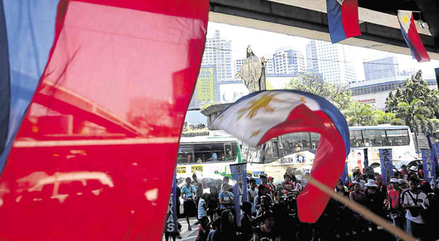 EDSA PROTEST Dissatisfied with President Aquino’s handling of the Mamasapano clash that resulted in the deaths of 44 police commandos, militants call for his resignation as they join the proreform Edsa 2.22.15 movement in a rally in front of the Edsa Shrine. MARIANNE BERMUDEZ