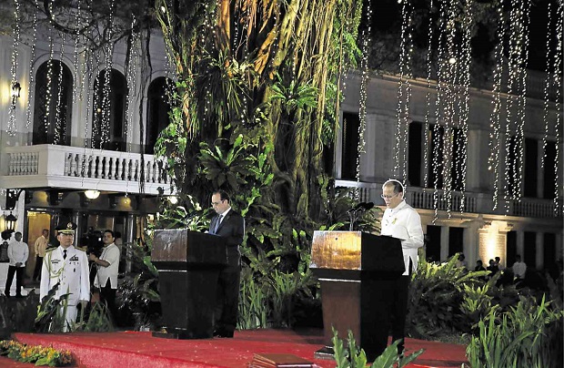 PARTNERS FOR CLIMATE ACTION President Benigno Aquino III and French President François Hollande lead the launch of the “Manila Call to Action on Climate Change” at the Malacañang grounds under a balete tree during the foreign leader’s two-day state visit to the Philippines on Thursday. MALACAÑANG PHOTO BUREAU 