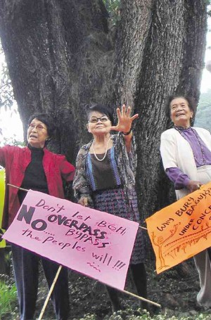 ‘WITCHES’ Former Baguio Mayor Virginia de Guia (left), together with the late local weekly editor Cecile Afable (center) and the late writer and educator Leonora San Agustin, fought to preserve Baguio City’s environment. PHOTOS BY EV ESPIRITU 
