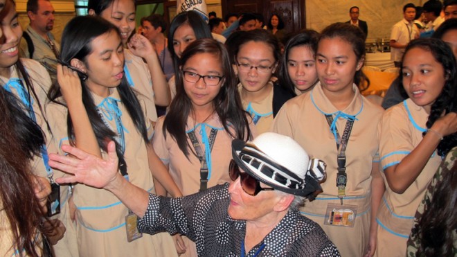 LIBERATION STORY  Students of the University of Santo Tomas listen to 82-year-old American Sascha Weinzhimer Jansen tell her story of prison life in the UST internment camp during World War II.  CONTRIBUTED PHOTO