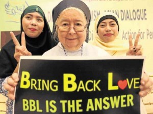 DEFYING EXTREMISM Sister Arnold Maria Noel joins civil society members and other peace advocates in calling for passage of the proposed Bangsamoro Basic Law during a forum on defying extremism at Max’s Restaurant on Orosa Street, Ermita, Manila, on Friday. JOAN BONDOC 