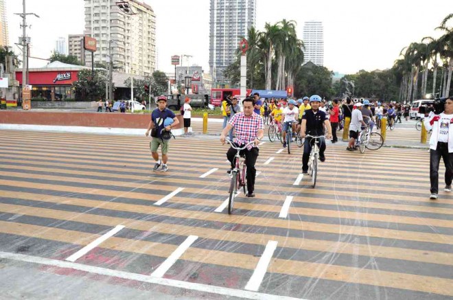MMDA Chair Francis Tolentino tries out the newly opened bike lane on Roxas Boulevard, Manila, at the launching of the agency’s bike-lending project. Contributed photo