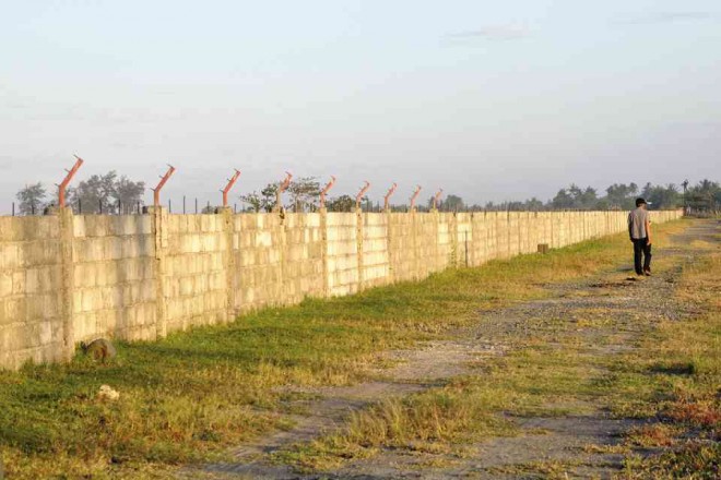 THE 3-KM wall that had fenced off blacksand mining in Lingayen, Pangasinan. CONTRIBUTED PHOTO 