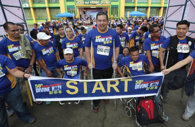 Leyte (1st Dist) Rep.Ferdinand Martin "FM" G. Romualdez (center) using crutches join the starting line one kilometer run for Persons With Disability category during the Divine World University 50th Anniversary celebration in Tacloban City.  Romualdez is the author of House Bill 1039 exempting persons with disability from the value-added tax on certain goods and services. Photo by Ver Noveno
