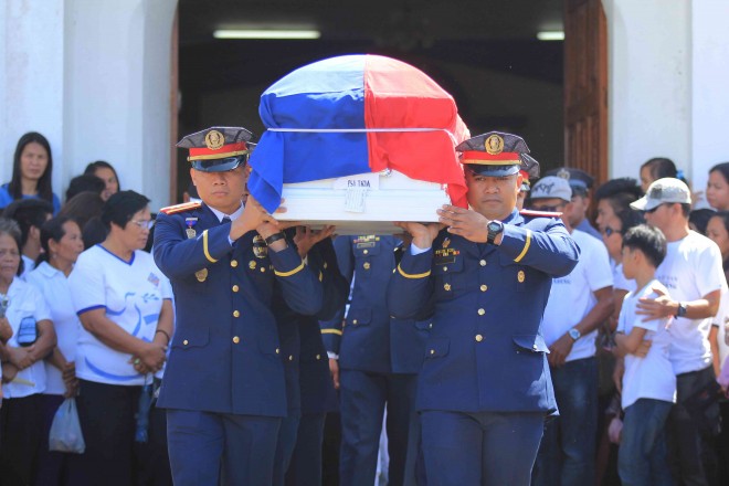 The coffin bearing “the last man standing” in Mamasapano, Senior Insp. Max Jim Tria, is carried by his batch mates at the PNP Academy to a nondescript burial site in Virac, Catanduanes. MARC ALVIC ESPLANA/INQUIRER SOUTHERN LUZON 
