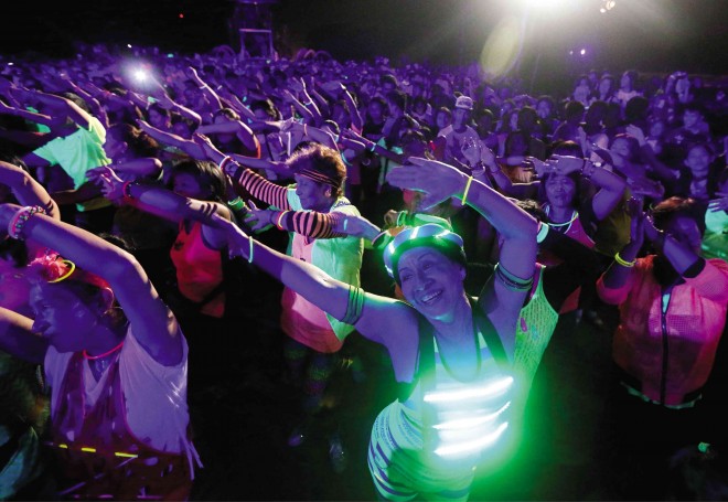 SHINING THROUGH Women wearing outfits that glow in the dark perform Zumba during Earth Hour on Saturday night at the Quezon Memorial Circle. The event is a global call to turn off lights for 60 minutes to raise awareness of the dangers of climatic change. INQSnap this page (not just the logo) to view more photos. MARIANNE BERMUDEZ