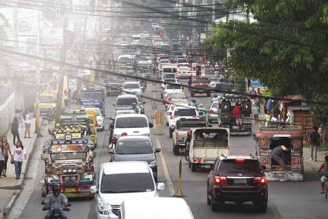 THE CEBU City government turns to a “no-left-turn” policy on 15 intersections and access roads to solve the daily gridlock that commuters endure.  TONEE DESPOJO/ CEBU DAILY NEWS/ Citom 