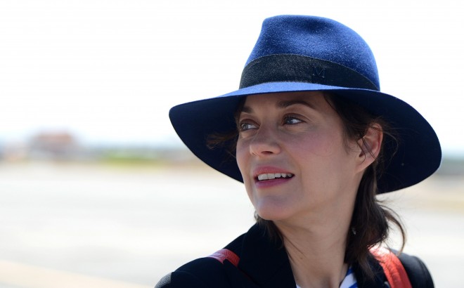 French actress Marion Cotillard arrives in Manila during a diplomatic visit by French President Francois Hollande on February 26, 2015. The two-day trip, the first by a French president to the Philippines, is part of Hollande's campaign to build diplomatic momentum ahead of the United Nations event that France will host in December.    AFP PHOTO / NOEL CELIS