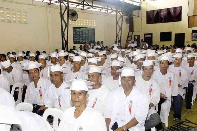 BATCH 2015 A total of 542 convicts finished 10-month courses under the Department of Education’s Alternative Learning System, some of them shown here at their March 12 graduation program inside New Bilibid Prison. DepEd photo  