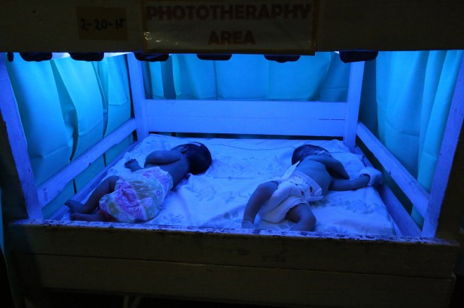 The newly born babies inside the photosynthesis  crib during  the World health Organization hospital tour for the launching of  the "UnangYakap"  in the Western Pacific Region.  INQUIRER PHOTO/JOAN BONDOC