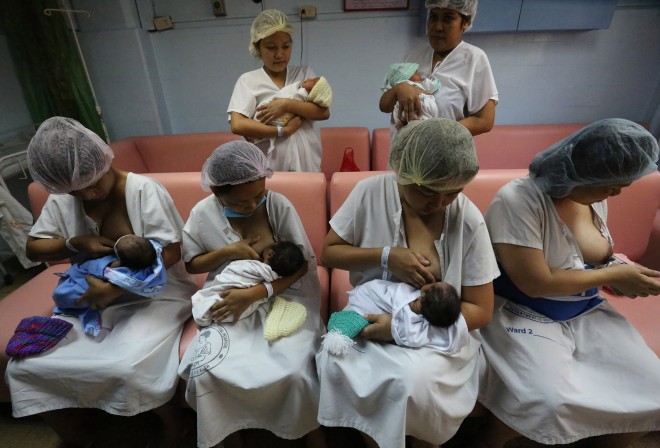 Mothers inside the breast feeding room of Jose fabella  hospital during the hospital tour with World health Organization  for the launching of  the "unang yakap"  in the western pacific region. INQUIRER PHOTO/JOAN BONDOC