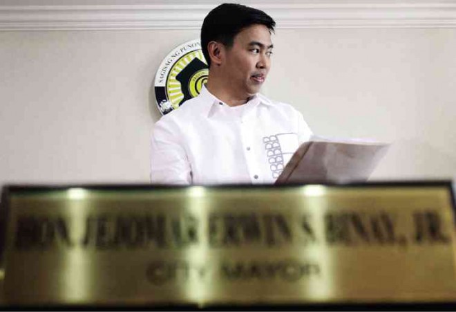 INSISTING he’s still the mayor, Makati City Mayor Jejomar Erwin “Junjun” Binay continues to work in his 21st floor office at City Hall. RICHARD A. REYES 