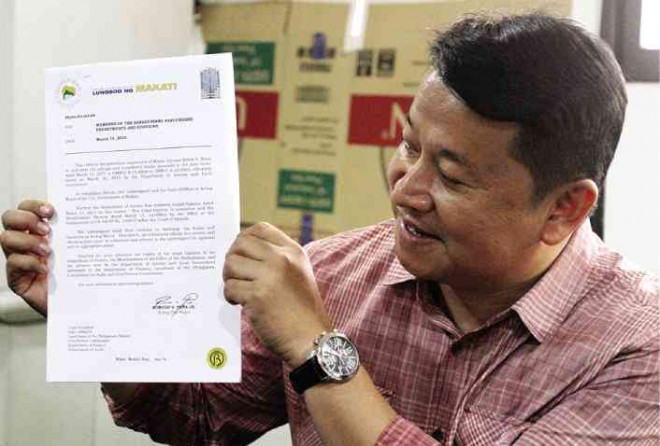  VICE MAYOR Romulo “Kid” Peña Jr., holding office at a small room in the old City Hall, shows a memo to city employees saying he’s the acting mayor. RICHARD A. REYES 