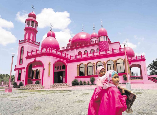 SHOCKING PINK  To foster love, not war, in his strife-torn municipality, Mayor Samsudin Dimaukom has painted buildings in Datu Saudi Ampatuan town, Maguindanao province, with his favorite color, including this mosque. Even schoolchildren attending the madrasah (Muslim school) wear pink uniforms.  RAFFY LERMA