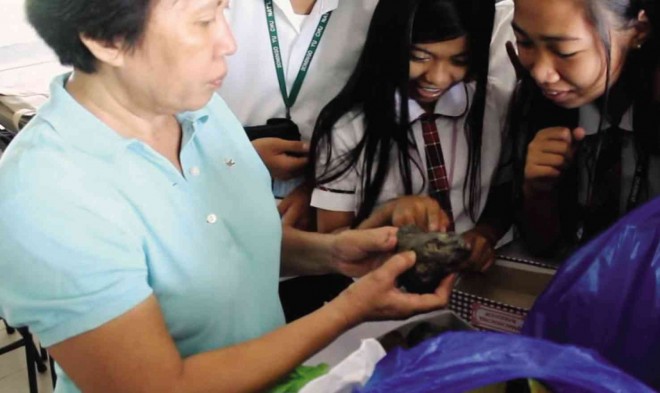 ROCK COLLECTOR Susan Belen-Viaña shows her ammonites to students of Domingo Yu Chu National High School in Pola town in Oriental Mindoro province. CONTRIBUTED PHOTO 