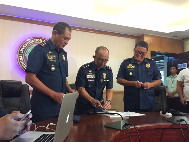 The PNP Board of Inquiry members sign on Thursday "The Mamasapano Report" before submitting the 120-page report to PNP officer in charge Deputy Director General Leonardo Espina. JULLIANE LOVE DE JESUS 