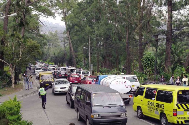 BAGUIO residents and visitors endure heavy traffic jams on Leonard Wood Road, which leads to the summer capital’s major tourist spots like the Wright and Mines View parks, and the presidential Mansion.  RICHARD BALONGLONG/ INQUIRER NORTHERN LUZON