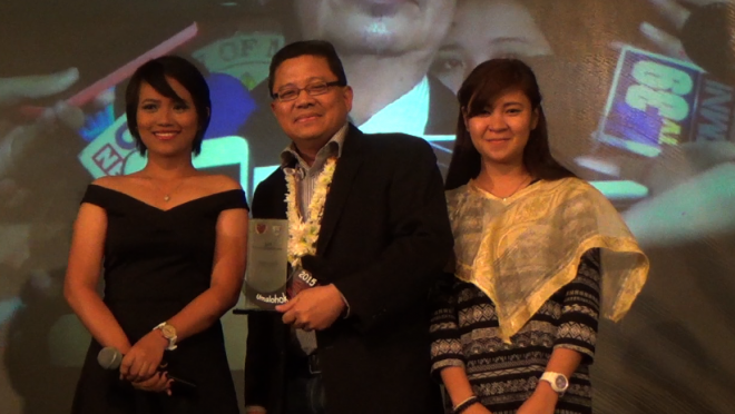  Mr. John Nery, INQUIRER.net Editor-in-Chief, receives the award for Best Online News Site at the Lyceum's UmalohokJuan awards 2015. CATHY MIRANDA