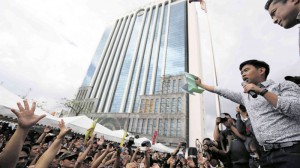 Makati Mayor Jejomar Erwin “Junjun” Binay Jr. waves a copy of the 60-day temporary restraining order (TRO) on the six-month suspension meted out to him by the Ombudsman. RAFFY LERMA / INQUIRER FILE PHOTO