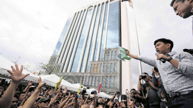 C.A. LIFELINE  Makati Mayor Jejomar Erwin “Junjun” Binay Jr. waves a copy of the 60-day temporary restraining order (TRO) on the six-month suspension meted out to him by the Ombudsman. The Court of Appeals issued the TRO on Monday. RAFFY LERMA