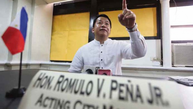 MAKATI ACTING MAYOR Acting Mayor Romulo “Kid” Peña Jr. talks to supporters after the flag-raising ceremony at the old Makati City Hall on Monday. NIÑO JESUS ORBETA