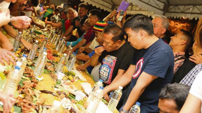 BOODLE FIGHT WITH THE BINAYS Makati residents shared a meal with Vice President Jejomar Binay and son Makati Mayor Jejomar Erwin Binay Jr. on the City Hall quadrangle on Sunday night. The Vice President visited his son and his supporters who have remained on the grounds of City Hall following the refusal of the Department of the Interior and Local Government to recognize the temporary restraining order issued by the Court of Appeals on the Ombudsman’s suspension order on the mayor. CONTRIBUTED PHOTO