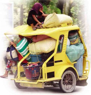 A TRICYCLE is packed with evacuees and their belongings as people flee attacks by renegade Moro guerrillas in Pikit, North Cotabato that prompted an all-out offensive by the military on orders  of President Aquino. JEOFFREY MAITEM/INQUIRER MINDANAO  