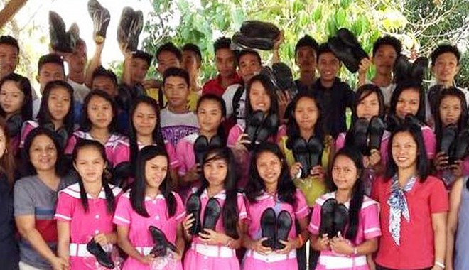 ‘LALACOSTE’ GIFTS Students of a Midsayap school are proud recipients of leather shoes as graduation gifts from North Cotabato Gov. Emmylou “Lala” Taliño-Mendoza. CONTRIBUTED PHOTO