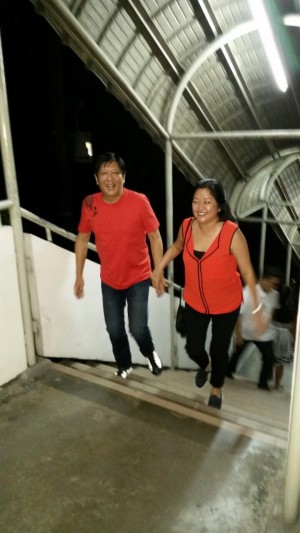 Senator Bongbong Marcos (left) and wife Liza on their way up to an MRT platform. CONTRIBUTED PHOTO