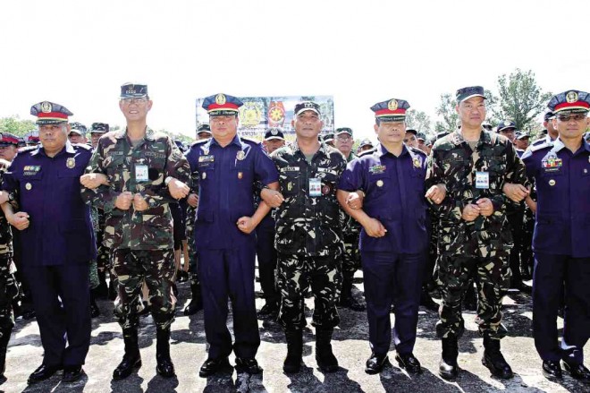 IN A SHOW of unity and support for the administration of President Aquino, policemen and soldiers from the military’s Southern Luzon Command and Quezon province link arms on Feb. 18.  DELFIN T. MALLARI JR./INQUIRER SOUTHERN LUZON  