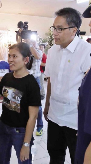INTERIOR Secretary Mar Roxas condoles with the widow of PO1 Romeo Cempron, one of the Special Action Force men killed in Mamasapano town, Maguindanao, during the wake for the slain policeman in Cebu City. JUNJIE MENDOZA/CEBU DAILY NEWS 