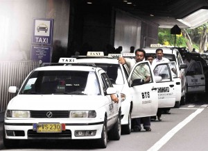 Taxi drivers wait for passengers. INQUIRER FILE PHOTO/Richard Reyes