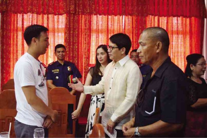 SEEKING JUSTICE Slain SAF officer Max Jim Tria’s eldest brother, Ace William, discusses the family’s quest for justice with Rep. Roman Romulo as the lawmaker’s wife, Shalani Soledad-Romulo, and Tria’s father, Senior Insp. Guillermo Tria listen. FERNAN GIANAN