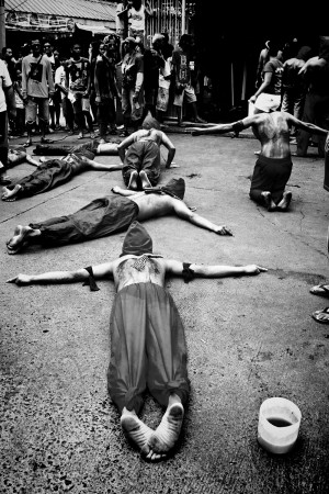 Devotees flagellate themselves in Mandaluyong as form of sacrifice. PHOTO BY JOSEPH GARIBAY/INQUIRER.net