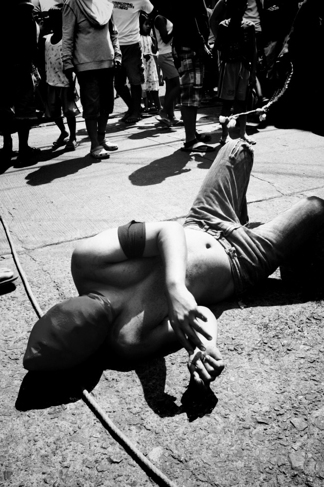 A devotee inflicts physical pain to himself as his own form of penance. PHOTO BY JOSEPH GARIBAY/INQUIRER.net