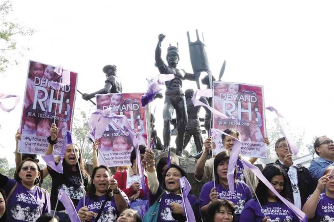 ADVOCATES of reproductive health gathered at Baguio City’s Igorot Park on Tuesday, the eve of the first anniversary of the Supreme Court decision upholding the RH Law as constitutional. EV ESPIRITU/INQUIRER NORTHERN LUZON