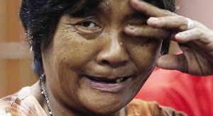 REMORSEFUL BUT ... Celia Veloso sheds a tear as she explains the harsh words she uttered against President Aquino. EDWIN BACASMAS