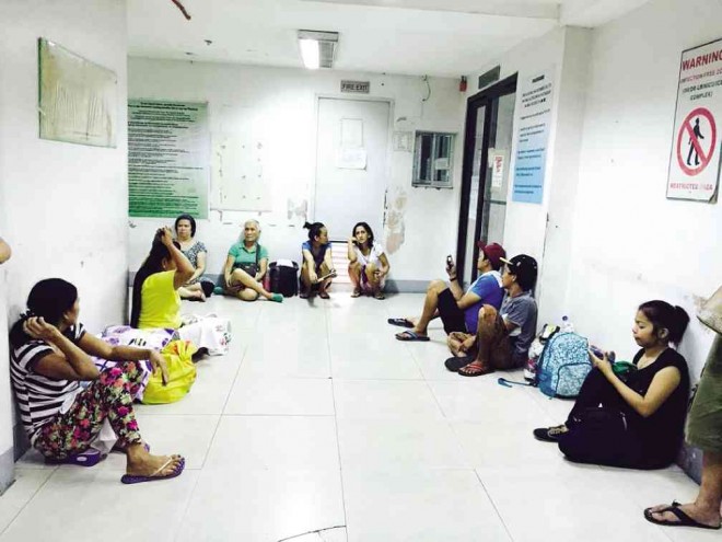 FLOORED Outside the delivery room at Pasay City General Hospital  RUEL PEREZ/RADYO INQUIRER  