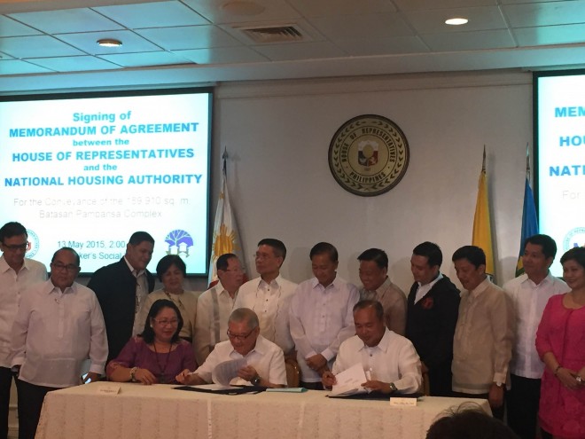 Speaker Feliciano Belmonte Jr. and National Housing Authority General Manager Chito Cruz sign a memorandum of agreement conveying the title to the 19-hectare Batasan property in Constitution Hills, Quezon City.
