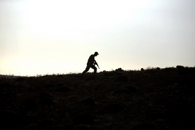 A Hezbollah fighter patrols a hill on the Lebanese side of the Qalamun mountains on the border with Syria on May 20, 2015. Ali Akbar Velayati, foreign affairs adviser to supreme leader Ayatollah Ali Khamenei, said on May 18 during a trip to Beirut, that Tehran was proud of its key ally Hezbollah for advances it has made against rebels in a Syrian region on the Lebanese border. AFP PHOTO 