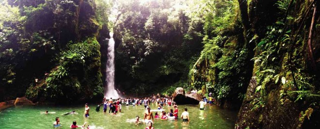THE DITUMABO waterfalls in San Luis town in Aurora province has been drawing an average of 4,000 excursionists on weekends due to continuous gushes of cool water. TONETTE  OREJAS/INQUIRER CENTRAL LUZON 