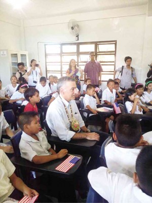 US AMBASSADOR Philip Goldberg sits with students of San Fernando Central School during the turnover of classrooms constructed by the US government as part of its aid commitment to survivors of Supertyphoon “Yolanda.” JOEY GABIETA/INQUIRER VISAYAS