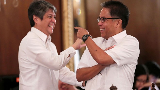 LAUGHING MATTER Interior Secretary Mar Roxas and Food czar Francis Pangilinan share a joke before the start of the Neda board meeting in Malacañang on Tuesday. GRIG C. MONTEGRANDE